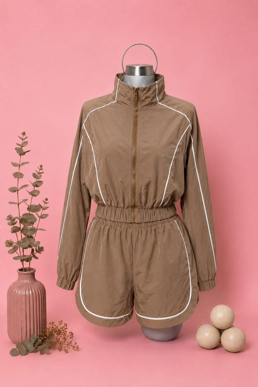 Set Rompevientos Luxury Fit Café | Chamarra + Short Deportivo + 1 Calcetas de regalo